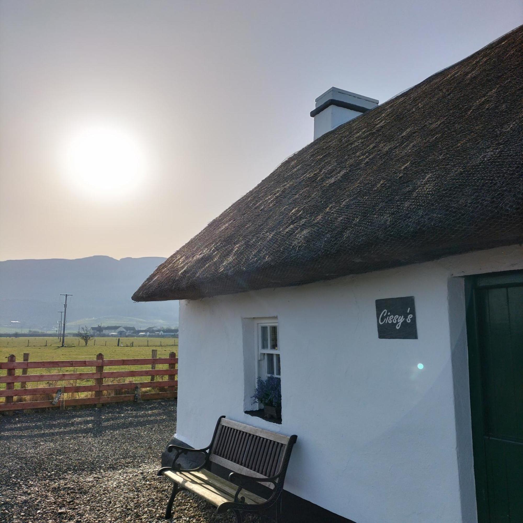 Cissy'S Cottage - Traditional Thatched Cottage, Near To Beach Aghanloo Exterior foto