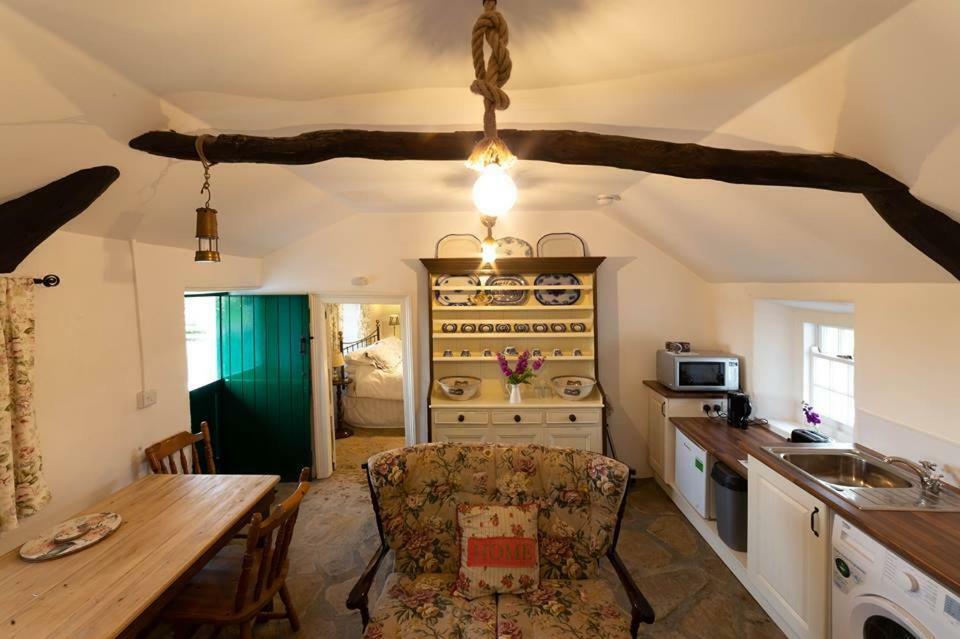 Cissy'S Cottage - Traditional Thatched Cottage, Near To Beach Aghanloo Exterior foto