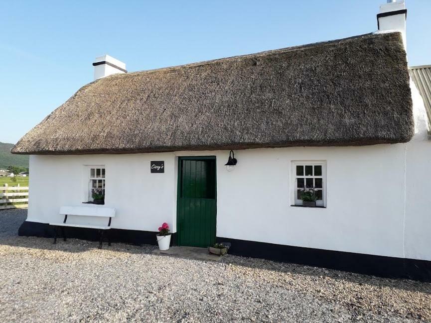 Cissy'S Cottage - Traditional Thatched Cottage, Near To Beach Aghanloo Exterior foto
