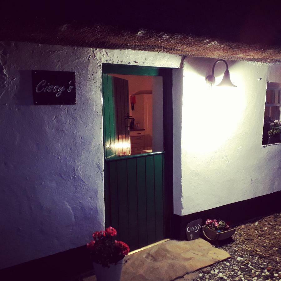 Cissy'S Cottage - Traditional Thatched Cottage, Near To Beach Aghanloo Exterior foto